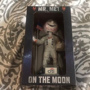NIB Mr Met on the Moon bobblehead